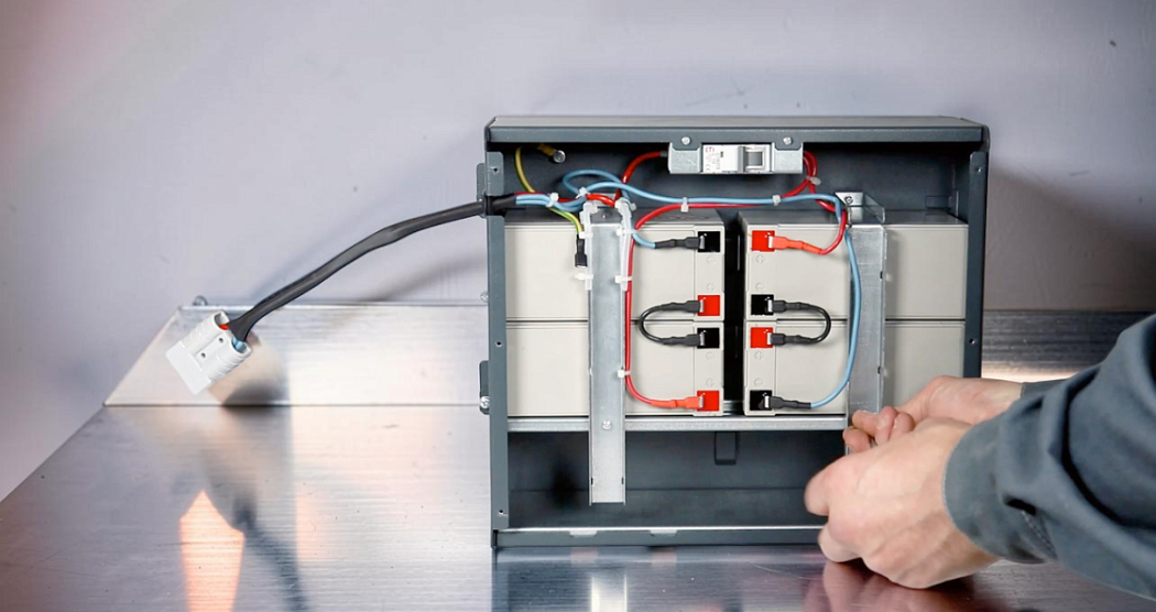 Замена аккумулятора ИБП картинка