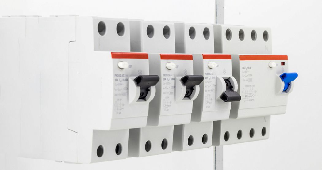 Почему греется или жужжит автоматический выключатель? Причины и решения картинка