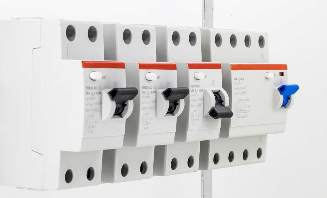 Почему греется или жужжит автоматический выключатель? Причины и решения картинка